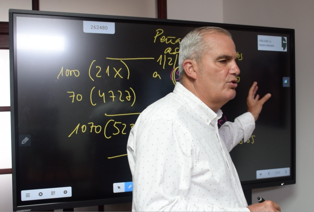 El asesor y profesor Miguel Peña Lasso