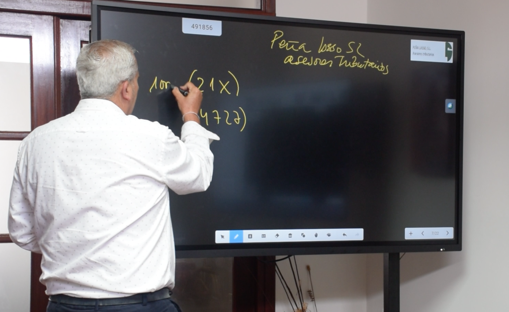 El asesor y profesor Miguel Peña Lasso